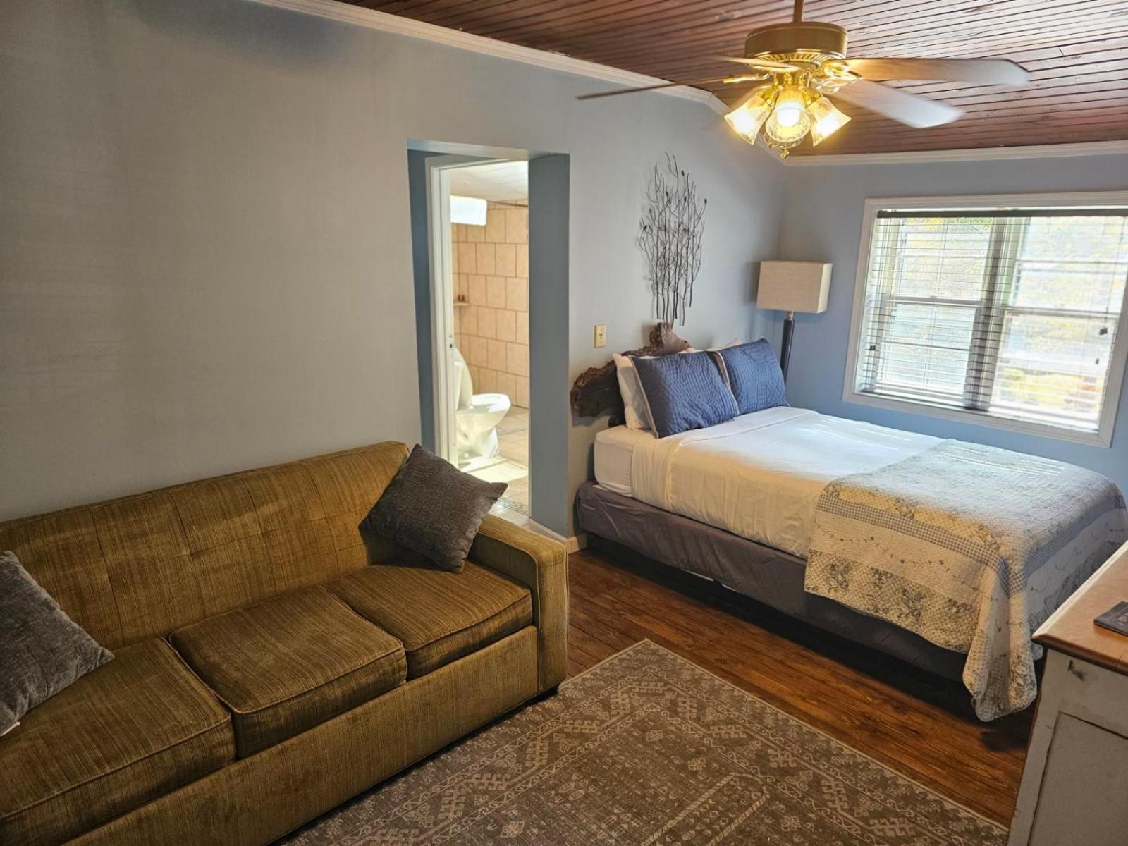 Riverside Lodge At Chimney Rock Bagian luar foto